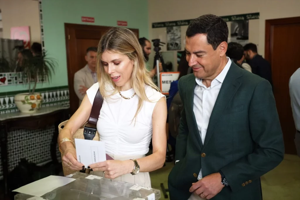 Manuela Villena, la esposa 'fashionista' de Moreno Bonilla 2 Moncloa EuropaPress 5230607 presidente pp andaluz junta juanma moreno vota junto esposa manuela villena Moncloa