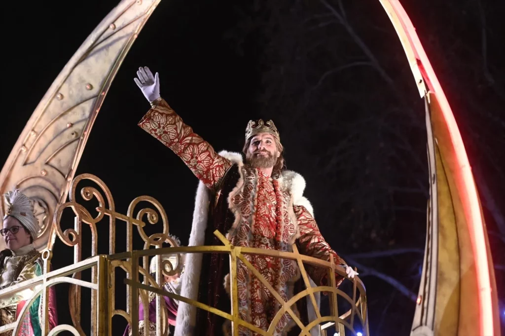 Madrid preparada para una espectacular Cabalgata de Reyes 2025 1 Moncloa EuropaPress 5670168 rey gaspar saluda ninos cabalgata enero 2024 madrid espana reyes magos Moncloa