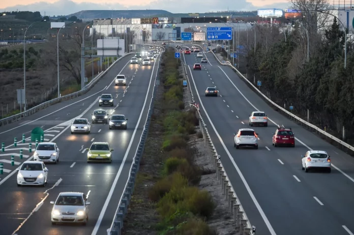 Varios coches circulan por la autovía A-3, a 7 de enero de 2024, en Rivas-Vaciamadrid, Madrid (Fuente: Agencias).