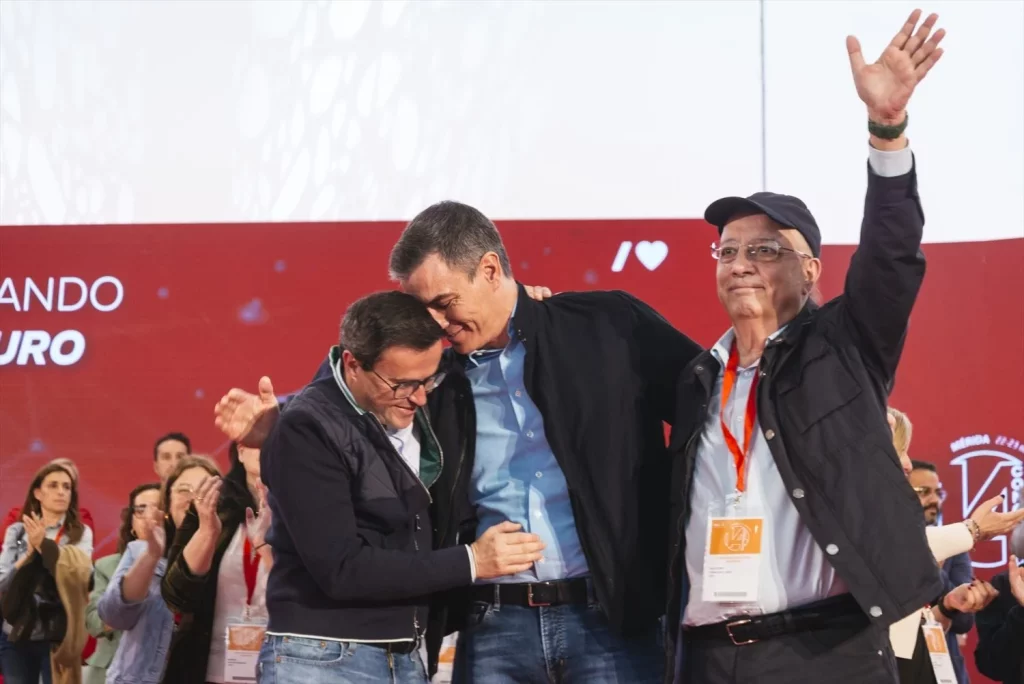 David Sánchez: El PSOE sacrifica a 5 socialistas para aforar al presidente de la Diputación 1 Moncloa De izquierda a derecha, Miguel Ángel Gallardo, Pedro Sánchez, hermano mayor de David Sánchez, y Guillermo Fernández Vara. AGENCIAS