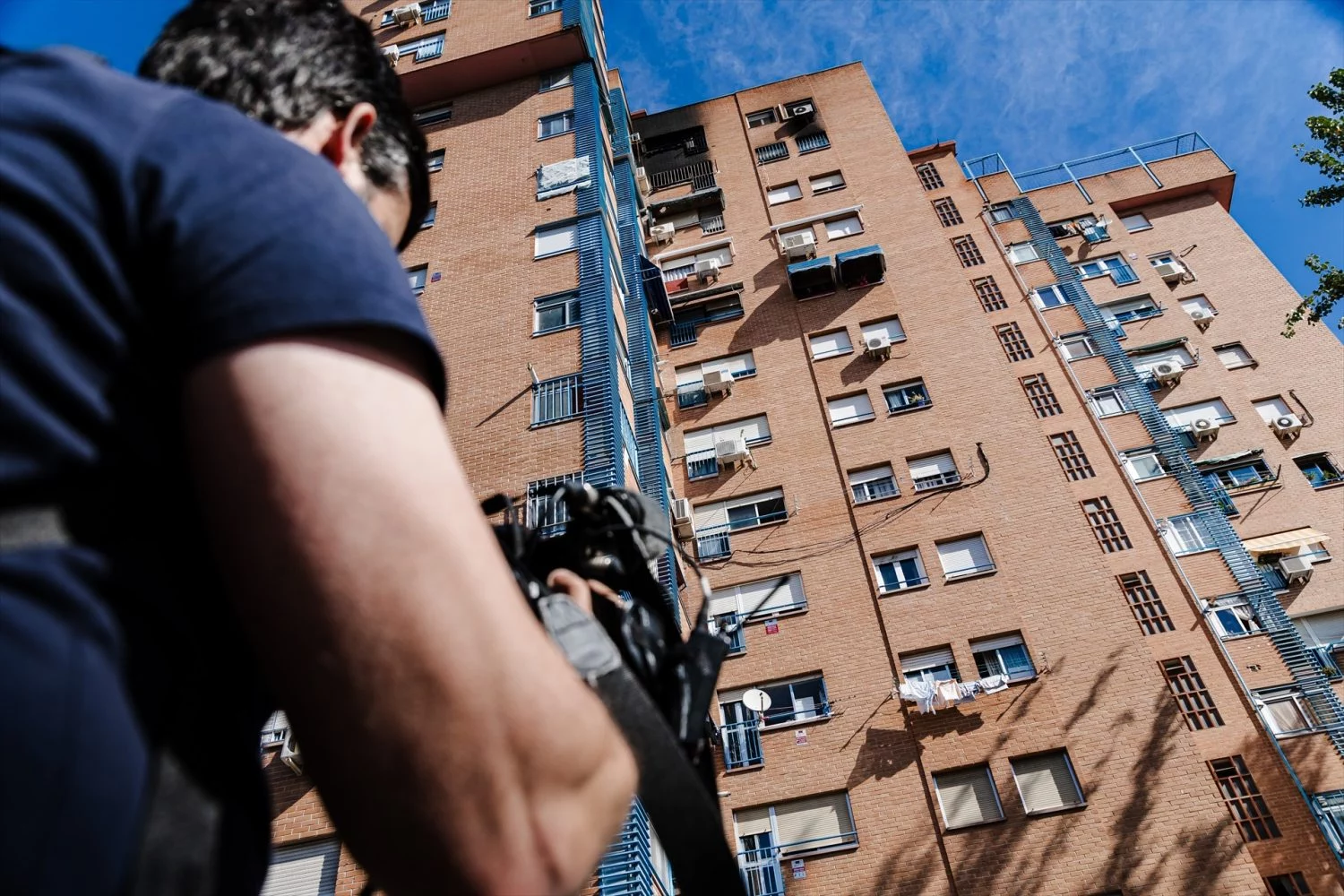 Un cámara graba la vivienda que se ha incendiado la pasada madrugada, en un edificio del distrito de Latina, a 8 de julio de 2024, en Madrid (España).