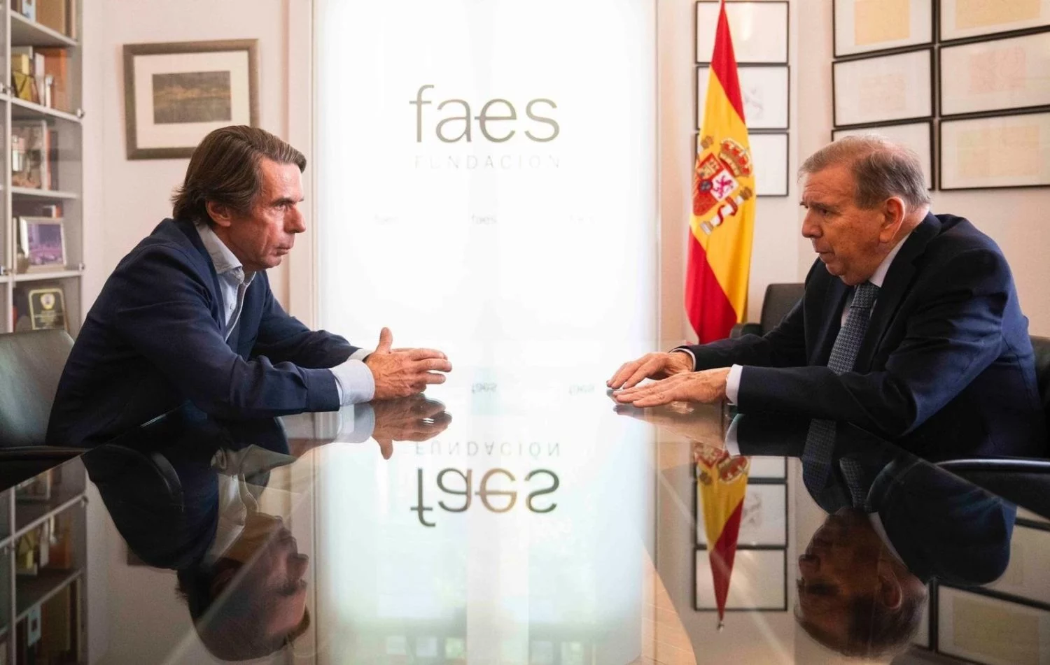 Aznar y Edmundo González, presidente electo de Venezuela.