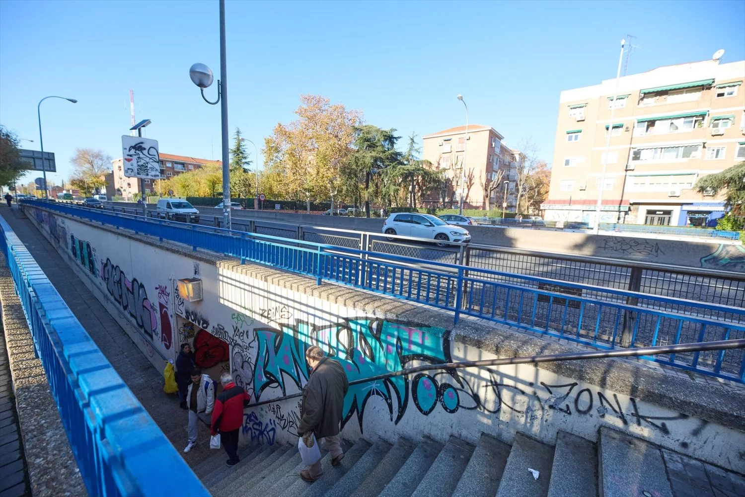 Varias personas en la entrada del paso subterráneo de la A-5 en Padre Piquer, a 4 de diciembre de 2024, en Madrid (España).