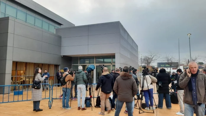 Periodistas esperando la llegada de David Sánchez