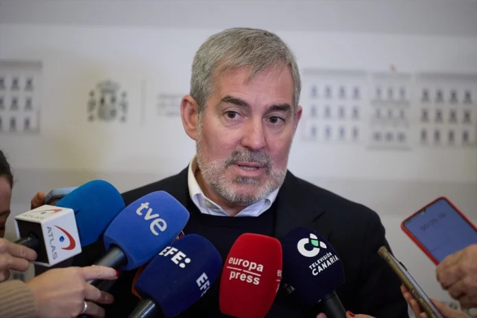El presidente de Canarias, Fernando Clavijo, y el ministro de Política Territorial y Memoria Democrática, Ángel Víctor Torres, durante una reunión, en el Ministerio de Política Territorial y Memoria Democrática, a 9 de enero de 2025 (Fuente: Agencias) El presidente de Canarias, Fernando Clavijo, y el ministro de Política Territorial y Memoria Democrática, Ángel Víctor Torres, durante una reunión, en el Ministerio de Política Territorial y Memoria Democrática, a 9 de enero de 2025 (Fuente: Agencias)