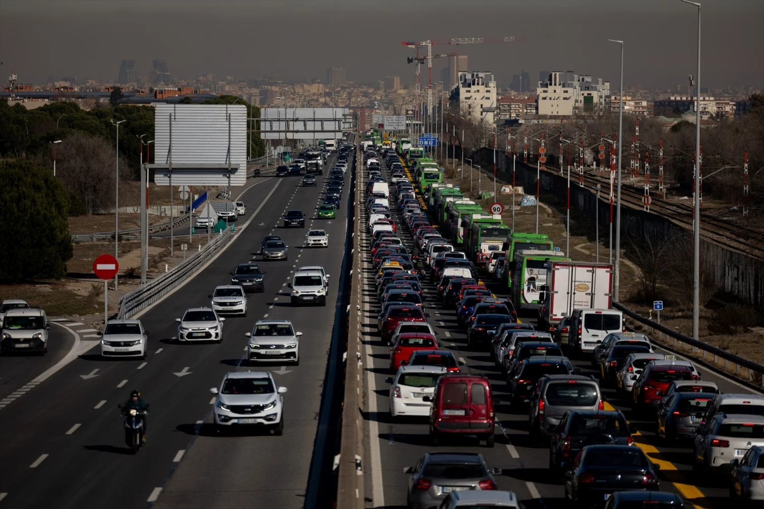 Decenas de vehículos en la A-5, a 15 de enero de 2025, en Madrid (España).