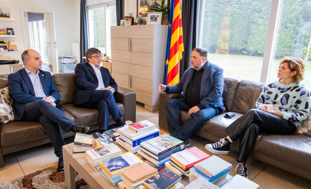 Carles Puigdemont y Oriol Junqueras, con Jordi Turull y Elisenda Alemany en Bruselas tres años después