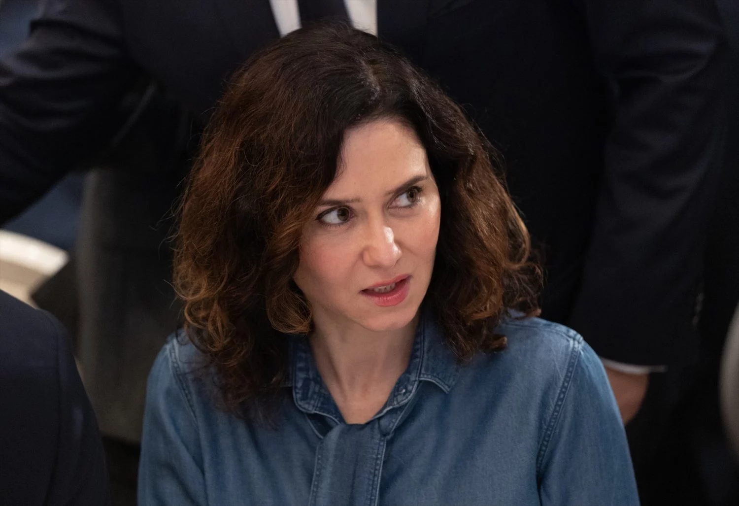 La presidenta de la Comunidad de Madrid, Isabel Díaz Ayuso, ofrece declaraciones a los medios a su llegada a un desayuno informativo, en el Hotel Mandarin Oriental Ritz, a 21 de enero de 2025