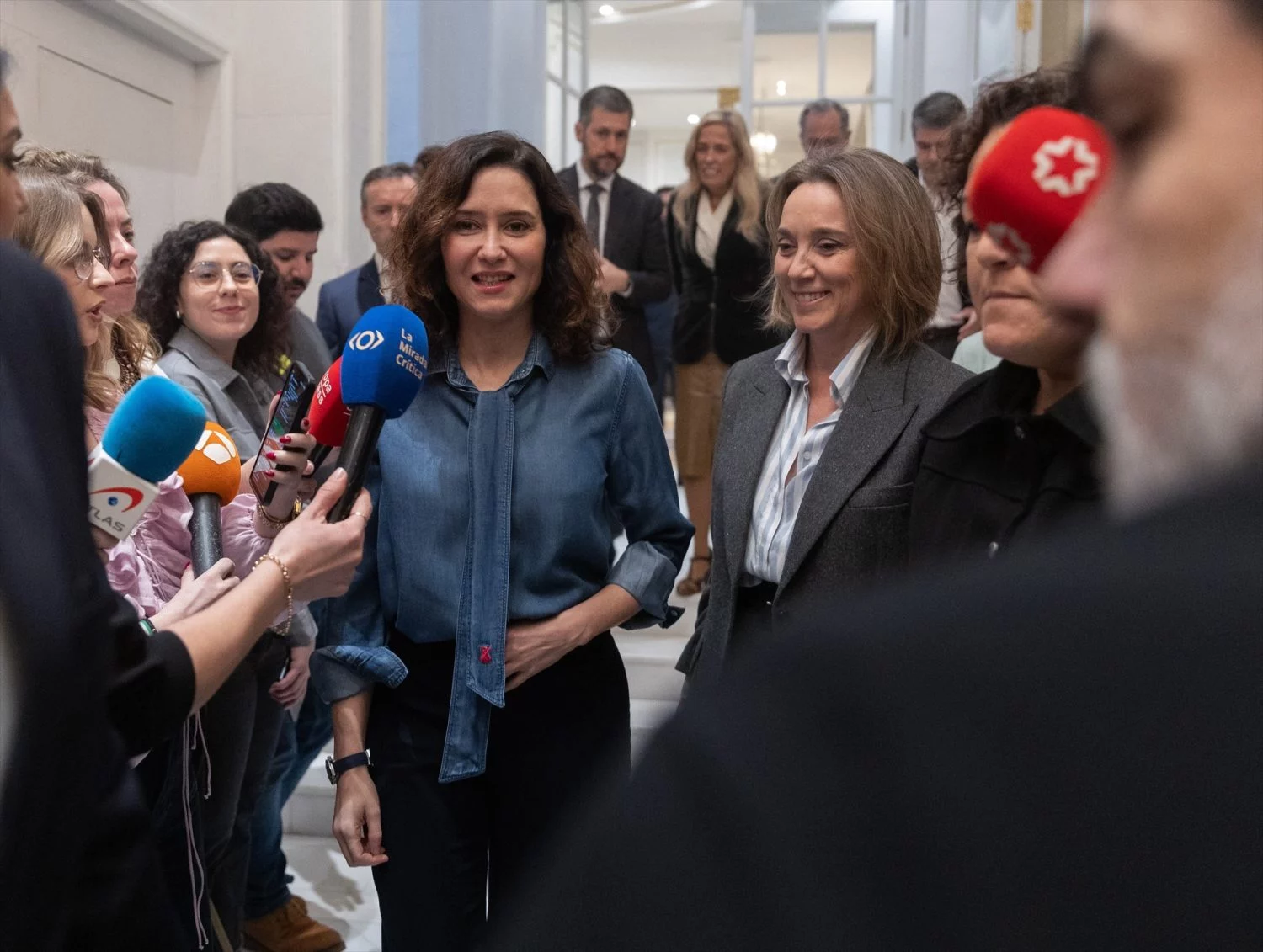 La presidenta de la Comunidad de Madrid, Isabel Díaz Ayuso (i) y la secretaria general del PP, Cuca Gamarra (d), a su llegada a un desayuno informativo, en el Hotel Mandarin Oriental Ritz,