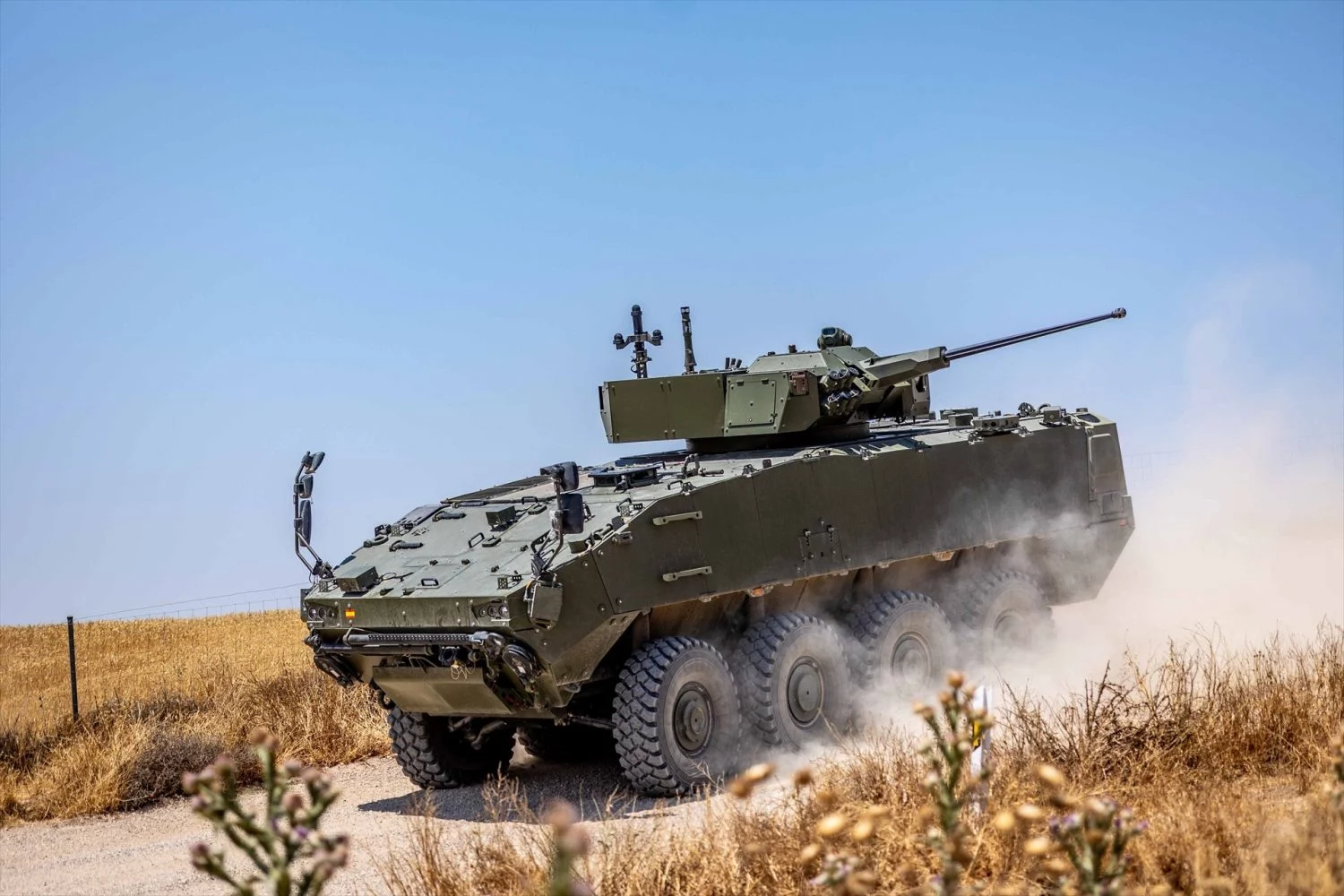 Un vehículo blindado 8x8 Dragón desarrollado por el consorcio Tess Defence, controlado por Indra.