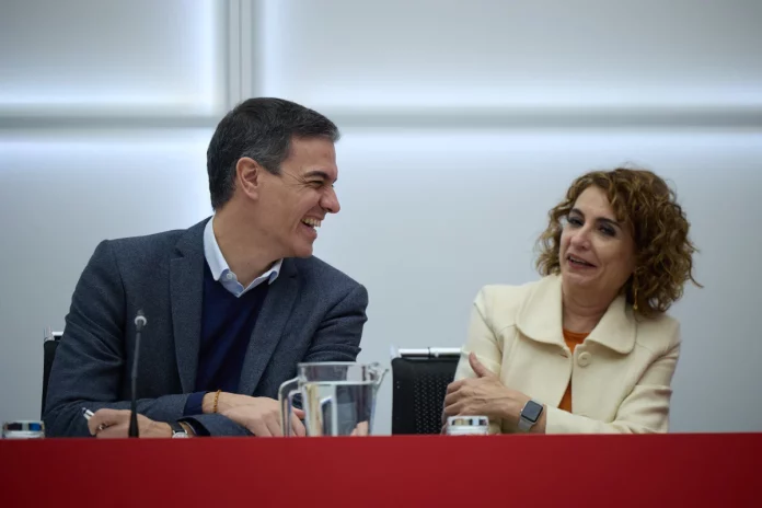 Pedro Sánchez, presidente del Gobierno, y María Jesús Montero, ministra de Hacienda, de risas tras sufrir la derrota en el Congreso a su decreto ómnibus. Fte: Agencias