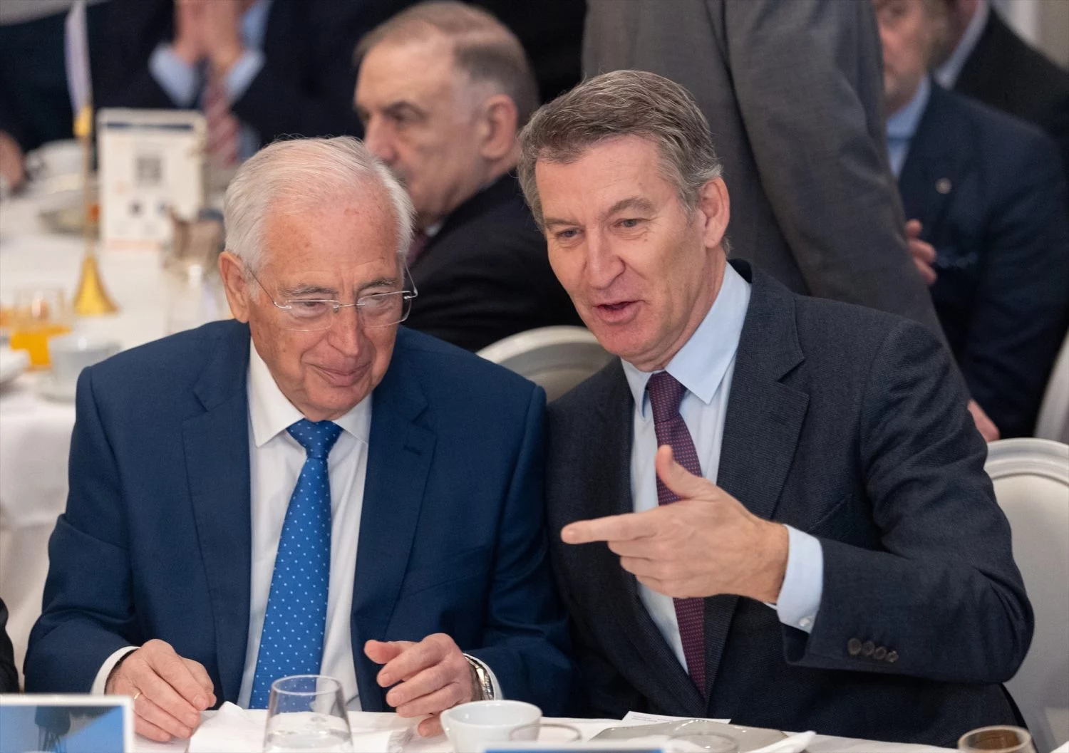 El presidente de la ciudad autónoma de Melilla, Juan José Imbroda (i) y el presidente del Partido Popular, Alberto Núñez Feijóo (d), durante un desayuno informativo organizado por Nueva Economía Fórum, en el Hotel Mandarin Oriental Ritz, a 28 de enero de 2025, en Madrid (España).