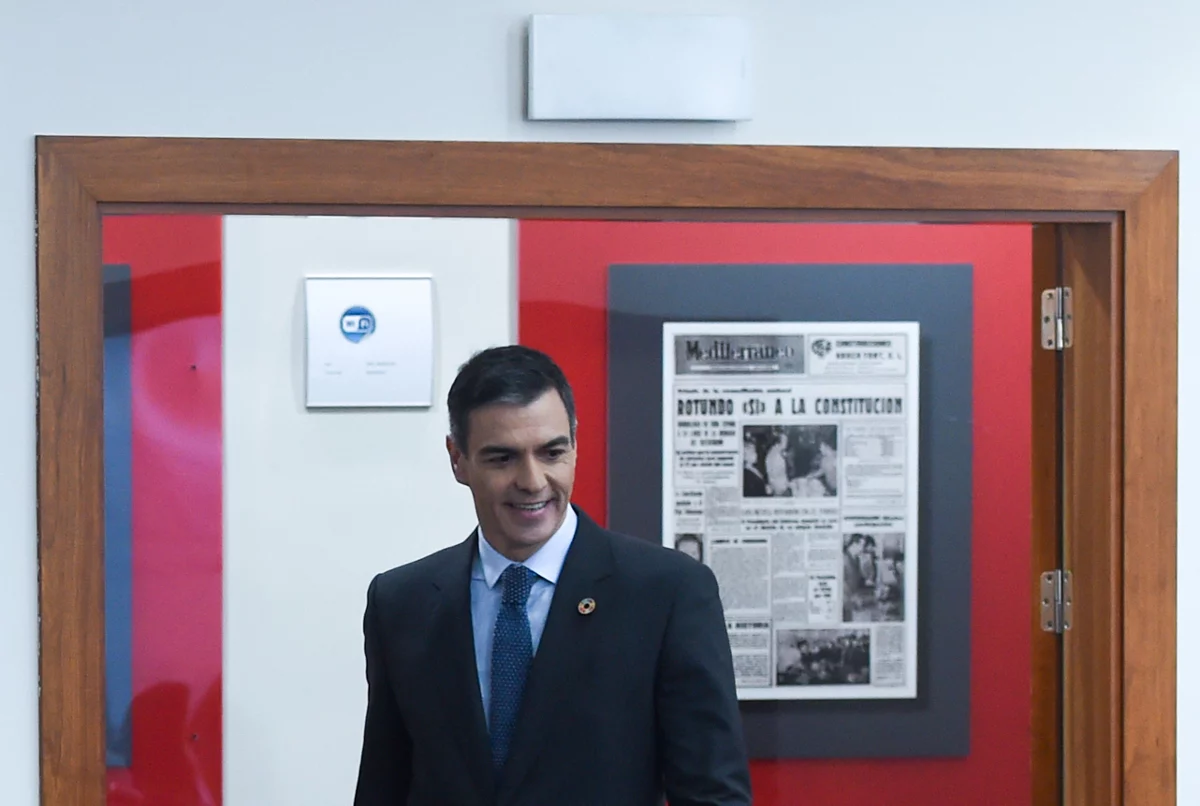 Pedro Sánchez, presidente del Gobierno, se arrodilla ante Junts