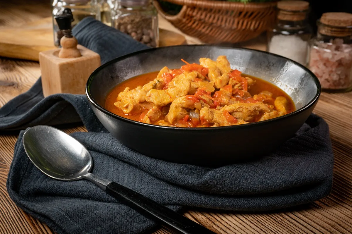 Increíble este fricasé de pollo, la receta que hasta tu abuela envidiará 4 Moncloa POR QUÉ EL FRICASÉ DE POLLO ES LA RECETA QUE TODOS DEBERÍAN PROBAR