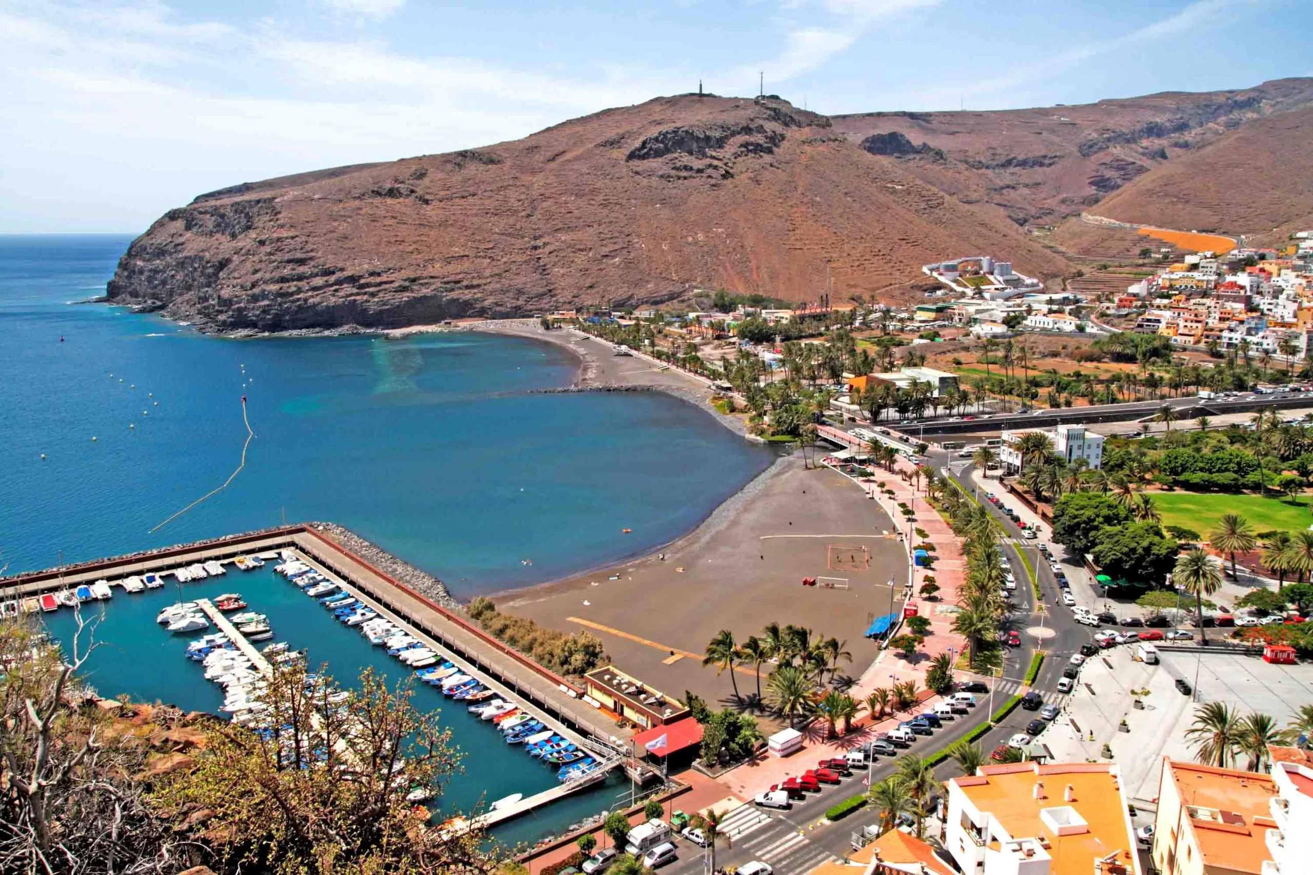 Con vistas que hipnotizan este pueblo de España es pura magia invernal 2 Moncloa La Gomera Espana 0 scaled Moncloa