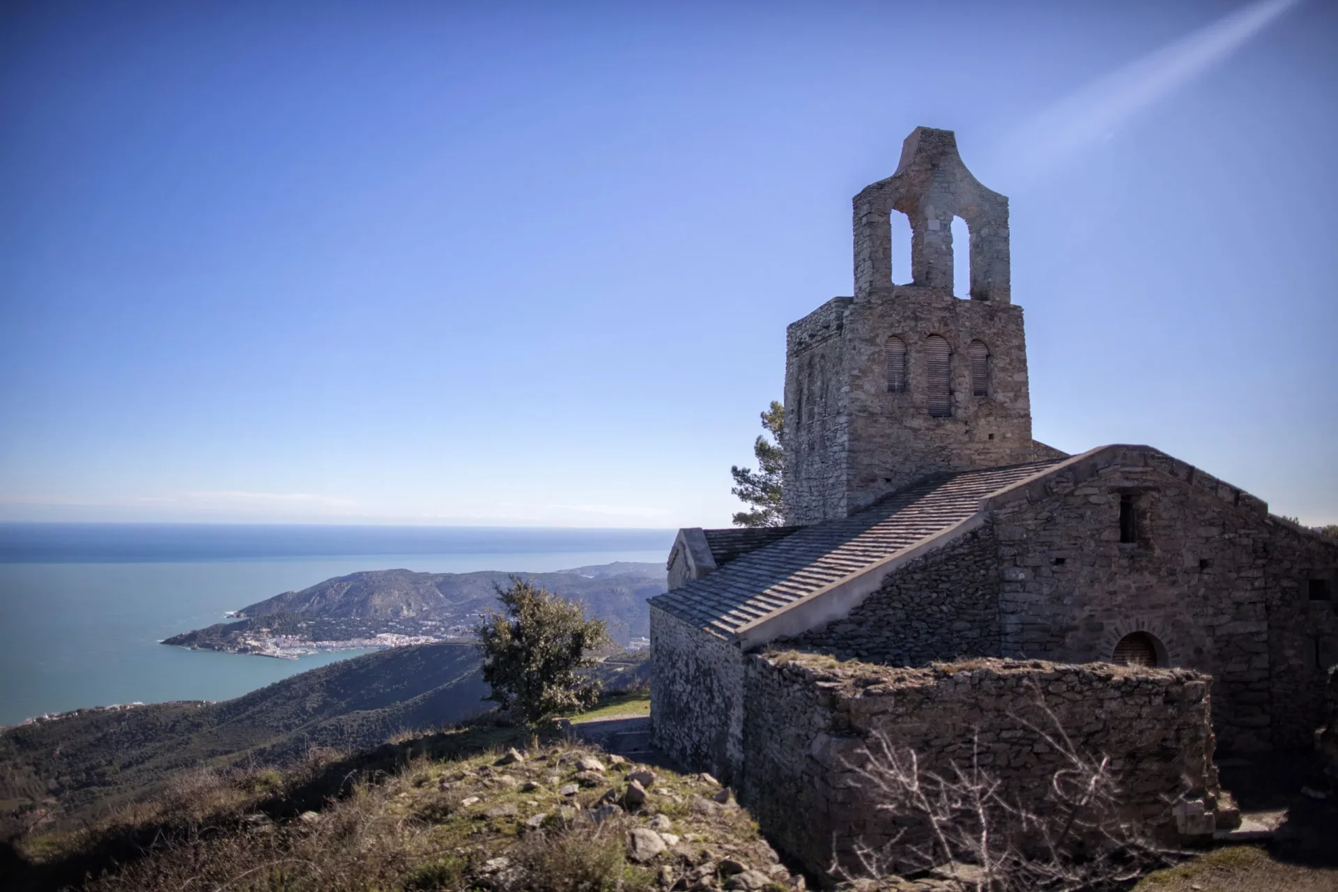 El pueblo medieval con vistas al mar que el tiempo dejó atrás, pero sigue siendo un atractivo turístico