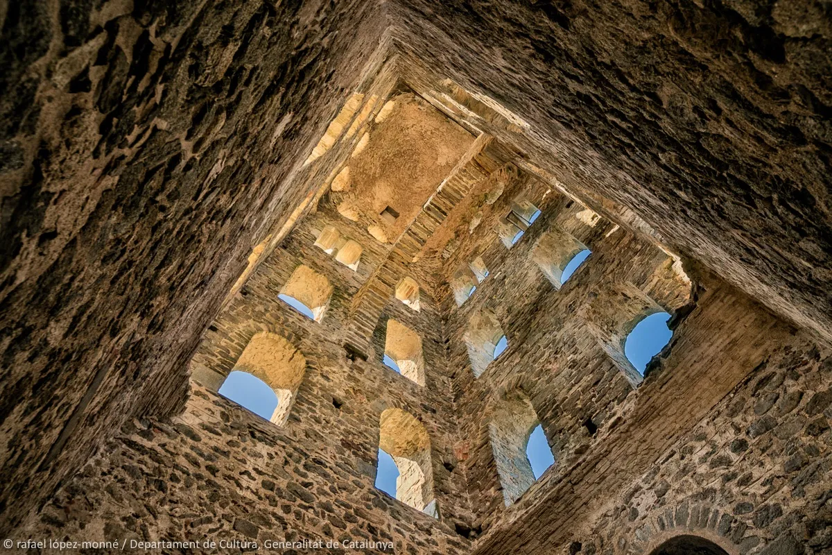El pueblo medieval con vistas al mar que el tiempo dejó atrás, pero sigue siendo un atractivo turístico 1 Moncloa UNA HISTORIA QUE RESUENA EN LAS PIEDRAS DE SANTA CREU DE RODES
