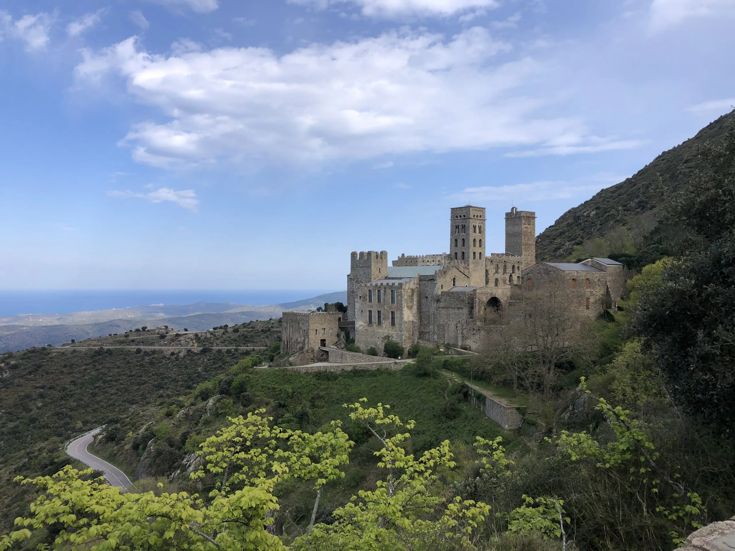 El pueblo medieval con vistas al mar que el tiempo dejó atrás, pero sigue siendo un atractivo turístico 2 Moncloa VISTAS IMPRESIONANTES QUE DEJAN SIN ALIENTO