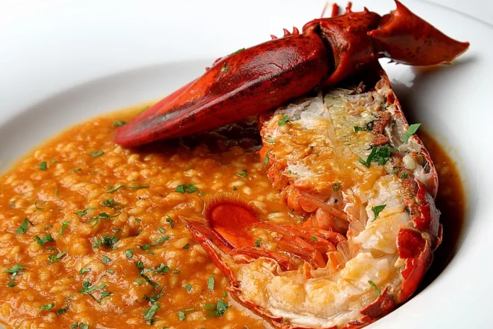 Este arroz caldoso de calamares y langostinos es pura magia en cada bocado