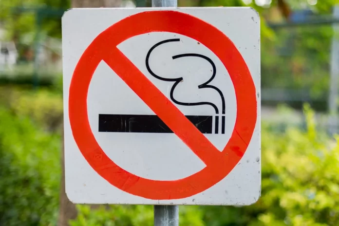 Prohibido fumar en la calle en esta ciudad europea desde 2025 con multas de hasta 240 euros