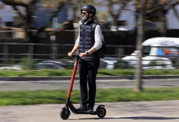 Según la DGT, esto es lo que sí y lo que no puedes hacer con tu patinete eléctrico