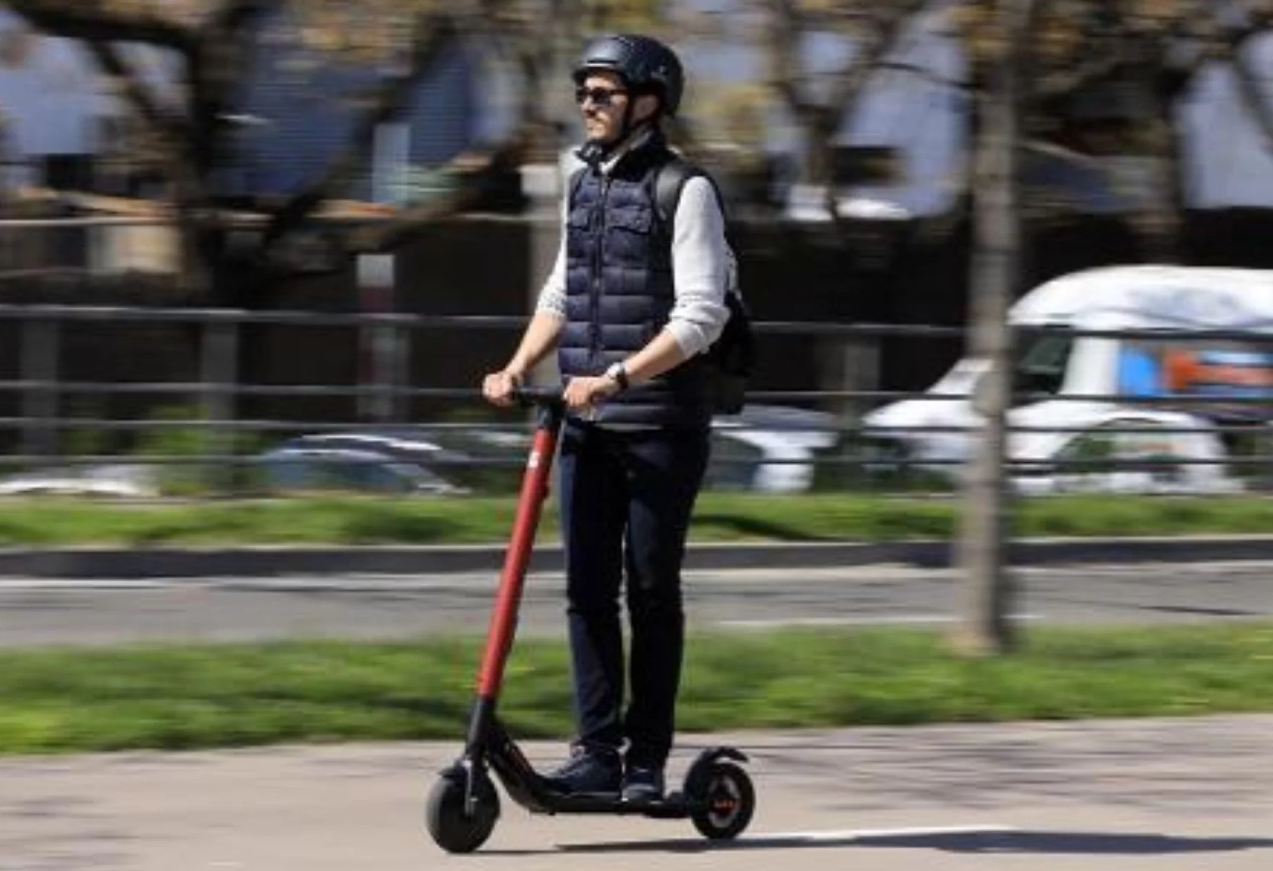Según la DGT, esto es lo que sí y lo que no puedes hacer con tu patinete eléctrico
