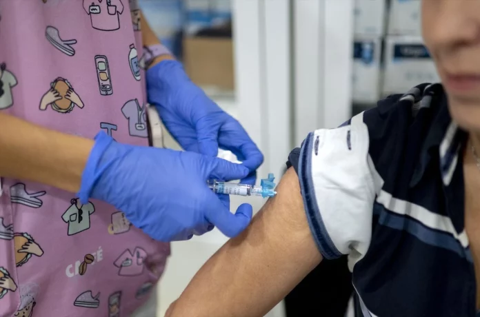 e más de 500 páginas presentado el 4 de diciembre de 2024 por el Subcomité sobre la Pandemia del Coronavirus ante la Cámara de Representantes de Estado Unidos recoge en su apartado VI que el «sistema de notificación de efectos adversos de las vacunas es insuficiente y no es transparente». El comité de expertos encargado por el Congreso de los Estados Unidos analiza a partir de la página 349 de las 500 de que consta el citado informe las «posibles deficiencias de los sistemas de vigilancia». El documento se refiere a los sistemas sanitarios de vigilancia activa (CDC y FDA) y pasiva (VAERS) sobre el efecto de las vacunas. Los expertos pusieron en conocimiento del Congreso de Estados Unidos que «la pandemia de Covid-19 expuso algunas posibles deficiencias y problemas de estos sistemas. Por ejemplo, a mediados de 2021, surgieron preocupaciones de que los CDC (Centers for Disase Control and Prevention) y la FDA (Food and Drugs Administration) no pudieron utilizar con éxito sus sistemas de vigilancia para identificar rápidamente un mayor riesgo de miocarditis en varones jóvenes que recibieron la vacuna de Pzifer contra la Covid-19, algo que otros países, incluidos Israel y Francia, sí pudieron reconocer». El escrito continúa que «en concreto, el 17 de mayo de 2021 los CDC (Centros de control de enfermedades) informaron que 