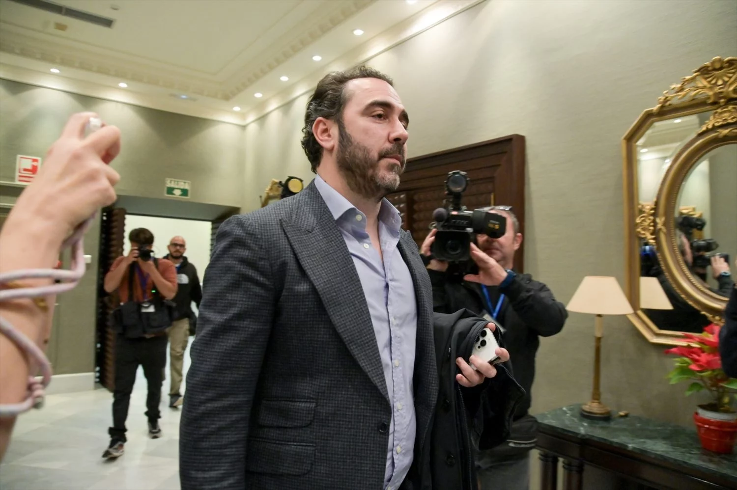 Aldama, también imputado en Hidrocarburos, antes de comparecer en el Senado. EUROPA PRESS