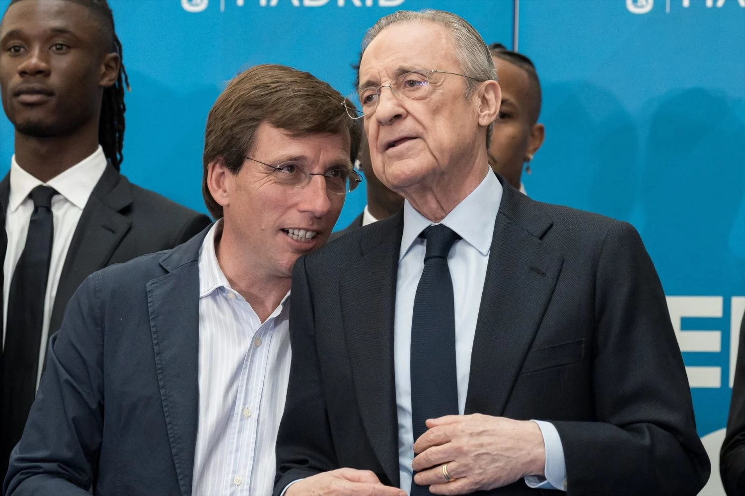 El alcalde de Madrid, José Luis Martínez-Almeida (i), y el presidente del Real Madrid, Florentino Pérez (d), durante la recepción del Real Madrid Club de Fútbol, en el Palacio de Cibeles, a 12 de mayo de 2024, en Madrid (España).