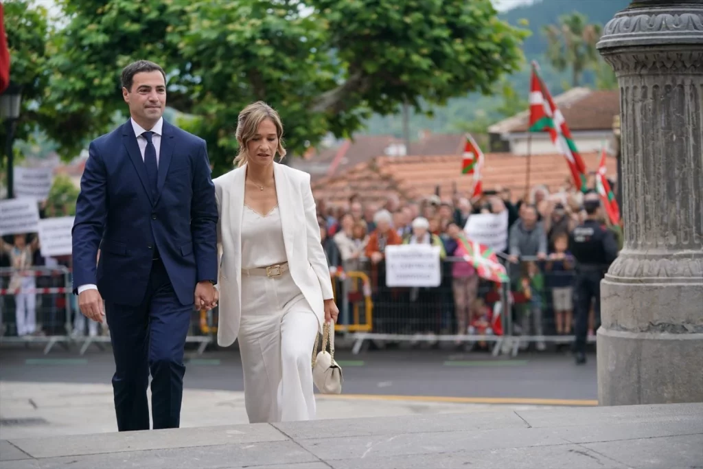 Laura, la desconocida 'first lady' vasca, esposa de Imanol Pradales 1 Moncloa EuropaPress 6047199 nuevo lehendakari imanol pradales esposa laura saez llegada toma posesion Moncloa