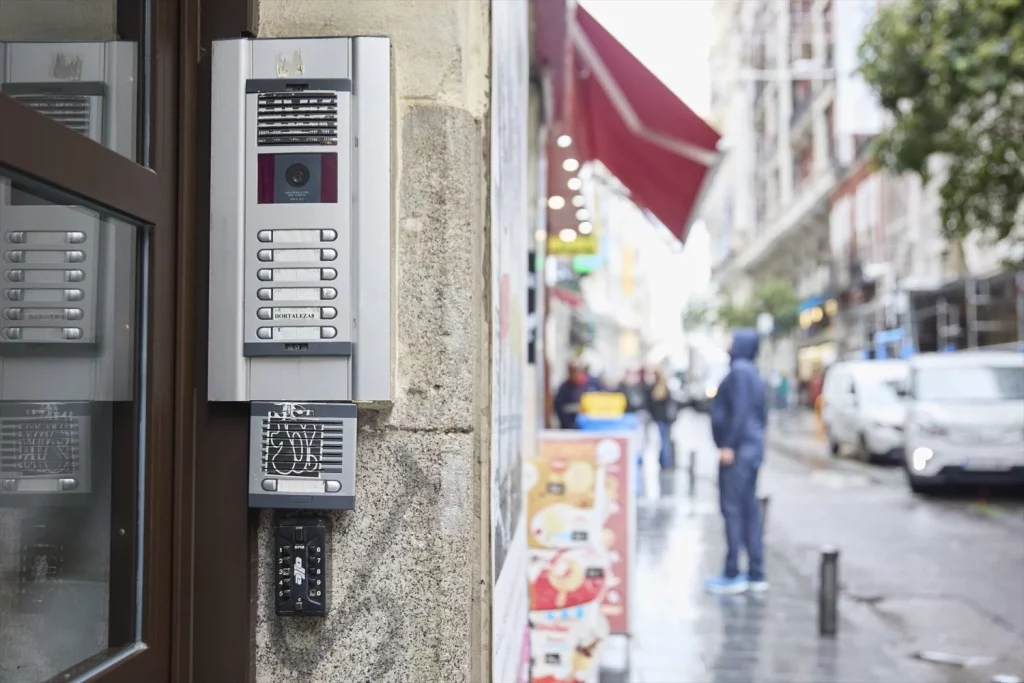 El Plan de Almeida contra las viviendas turísticas comienza a dar frutos 2 Moncloa Telefonillo de un bloque de viviendas, a 29 de octubre de 2024, en Madrid (Fuente: Agencias)