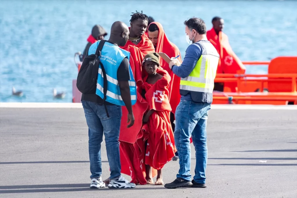 EuropaPress 6437432 agentes equipos emergencia atienden migrantes muelle arrecife enero 2025 Moncloa