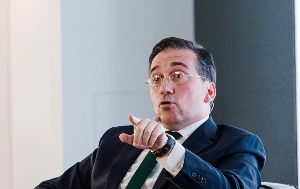 La gran purga de Albares en las embajadas: «Es la estrategia del terror» 1 Moncloa José Manuel Albares, ministro de Exteriores, siembra el terror en el cuerpo diplomático
