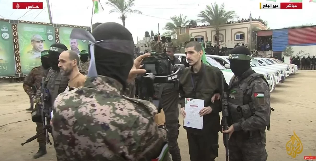 Liberación de los rehenes israelíes Or Levi, Eli Sharabi y Ohad Ben Ami - AL YAZIRA TV (Fuente: Agencias)