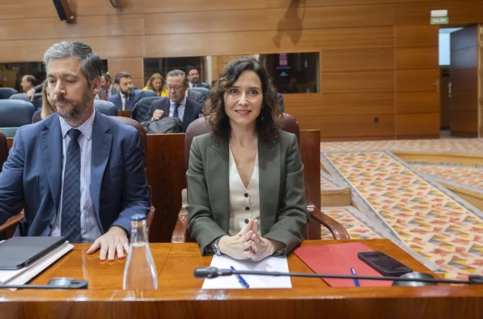 El consejero de Presidencia, Justicia y Administración Local, Miguel Ángel García, y la presidenta de la Comunidad de Madrid, Isabel Díaz Ayuso, durante un pleno en la Asamblea de Madrid, a 20 de febrero de 2025, en Madrid (Fuente: Agencias).
