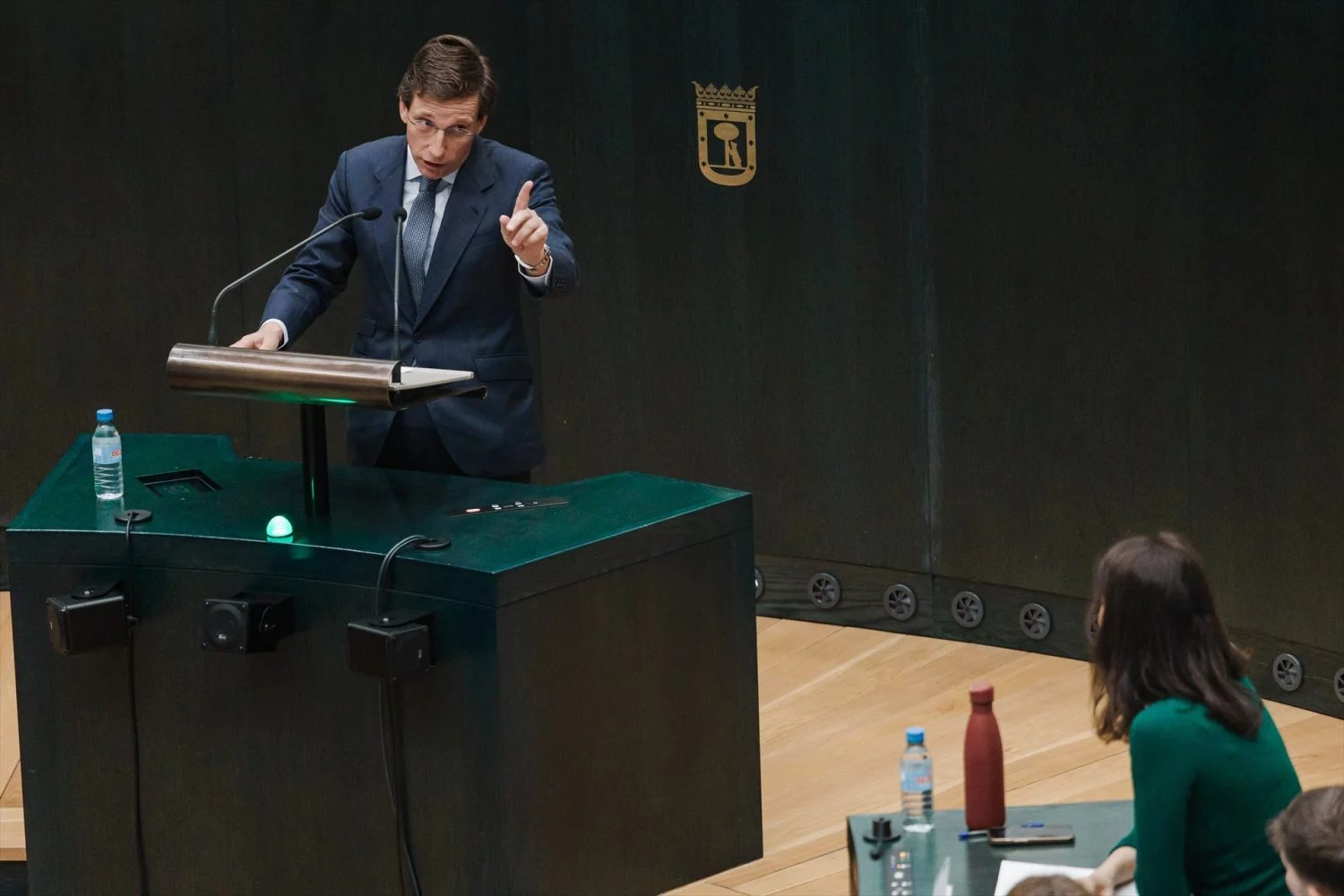 La jefa de la oposición del Ayuntamiento de Madrid y portavoz del grupo municipal de Más Madrid, Rita Maestre, y el alcalde de Madrid, José Luis Martínez Almeida, intervienen durante una sesión ordinaria del Pleno municipal, en el Palacio de Cibeles, a 25 de febrero de 2025, en Madrid (Fuente: Agencias)