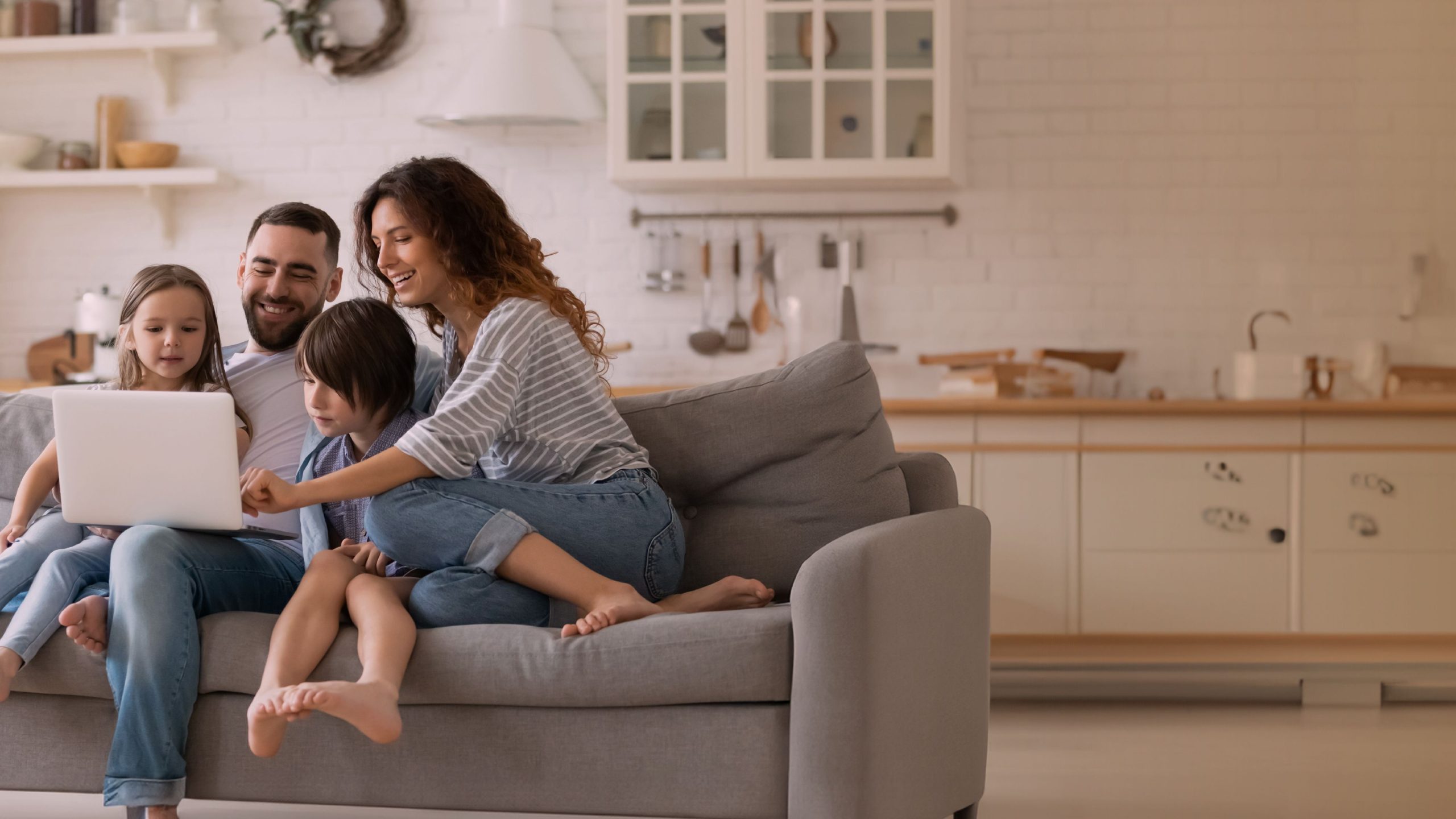 Más de la mitad de los españoles asumirá gastos extraordinarios en 2025 1 Moncloa Foto Portada La realidad de la economia familiar en Espana scaled Moncloa