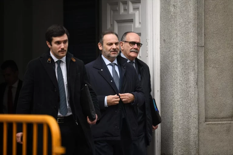 El Supremo pide a Transportes información sobre 500.000€ pagados a Ábalos como «Rentas exentas»