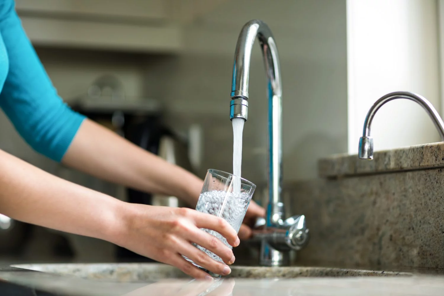 La verdad incómoda sobre el agua embotellada que nadie quiere escuchar 5 Moncloa UN CAMBIO NECESARIO: REDEFINIR NUESTRA RELACIÓN CON EL PLÁSTICO