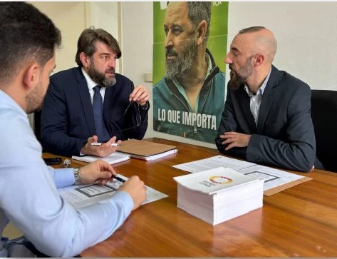 De izquierda a derecha, Luis Miguel Feito, de COPERFAS, el concejal de VOX Víctor Manuel Acosta y Amador Lázaro, delegado de la asociación UMT de militares.