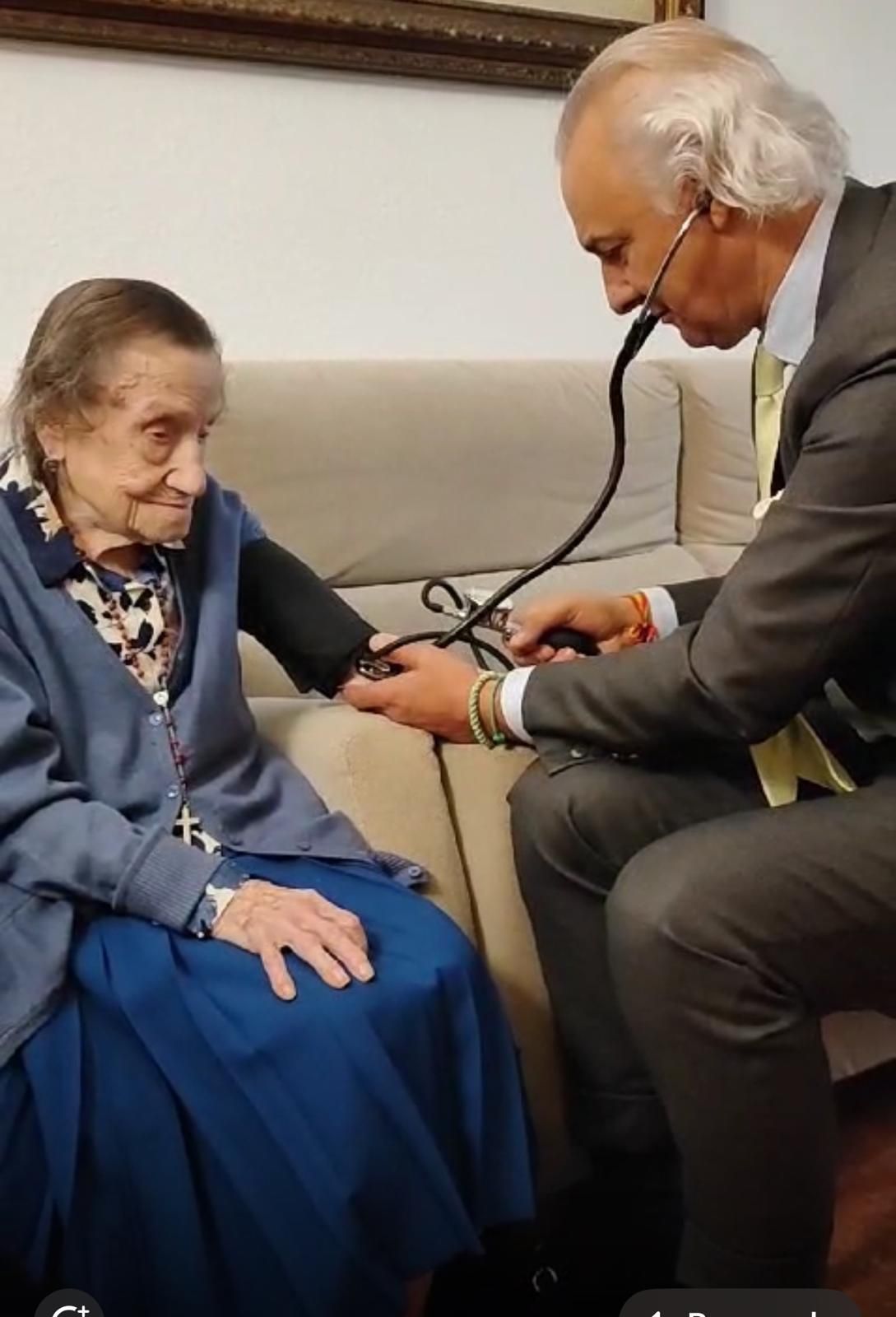 Angelina Torres cumple 112 aos con el Dr Manuel de la Pea Moncloa