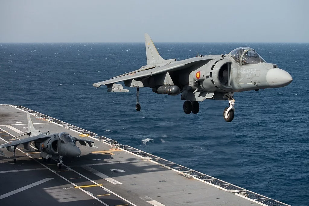 Defensa inicia el rearme con aviones obsoletos y bombas vetadas por USA 1 Moncloa EuropaPress 1772781 armada realizara miercoles demostracion aeronaval playa canteras palmas Moncloa