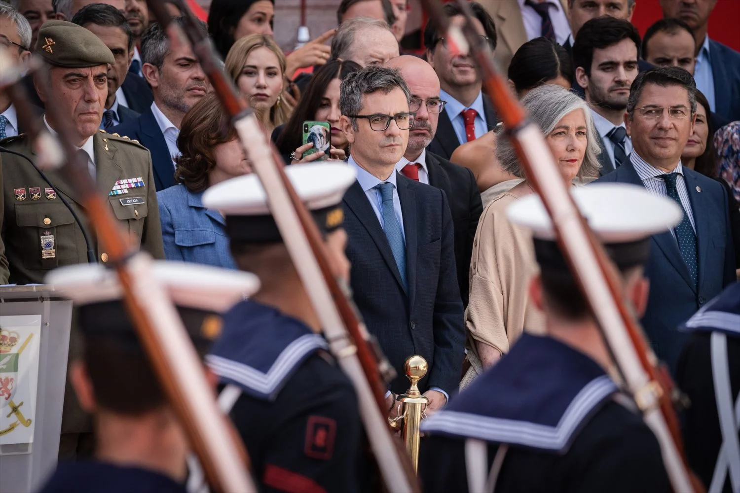 El ministro de la Presidencia, Relaciones con las Cortes y Memoria Democrática, Félix Bolaños (4d), y el delegado del Gobierno en la Comunidad de Madrid, Francisco Martín (3d), durante el acto cívico militar con motivo del Día de la Comunidad de Madrid en la Puerta del Sol, a 2 de mayo de 2023, en Madrid (Fuente: Agencias)