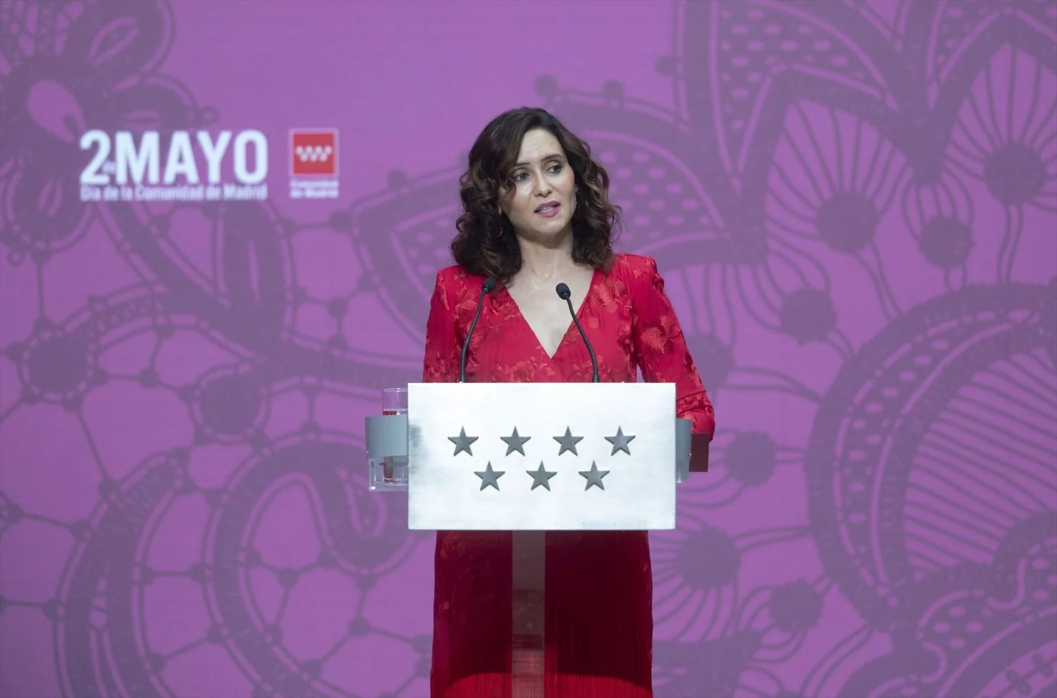 La presidenta de la Comunidad de Madrid, Isabel Díaz Ayuso, interviene durante la entrega de Grandes Cruces de la Orden del Dos de Mayo, en la Real Casa de Correos, a 2 de mayo de 2024, en Madrid (Fuente: Agencias)