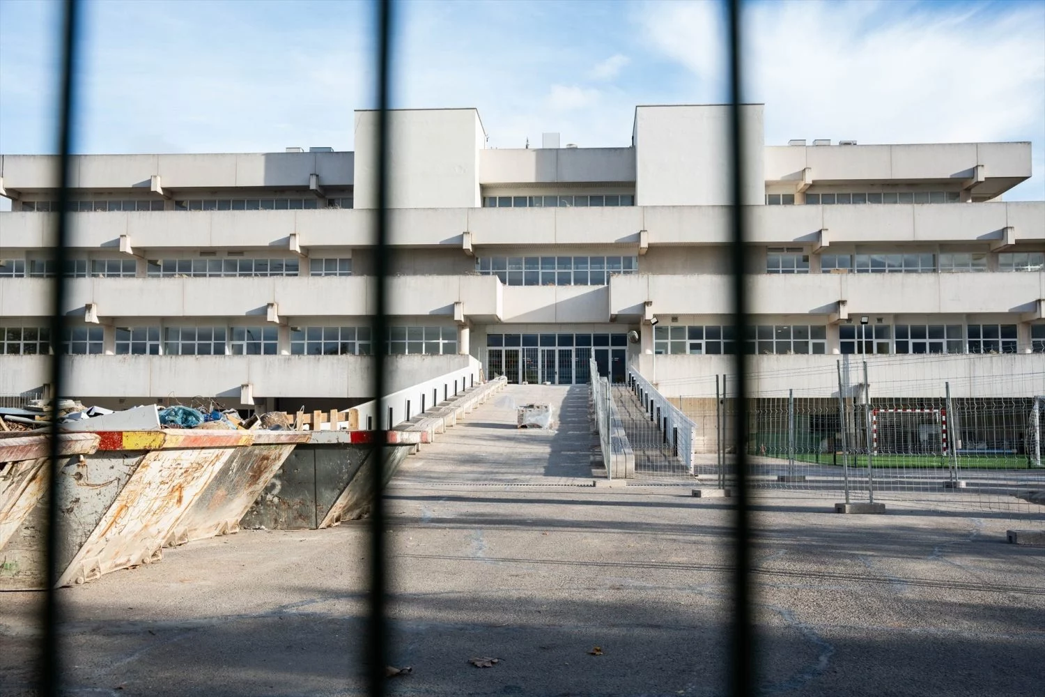Fachada del centro habilitado para la acogida de menores extranjeros no acompañados, a 25 de septiembre de 2024, en Fuenlabrada, Madrid (Fuente: Agencias).