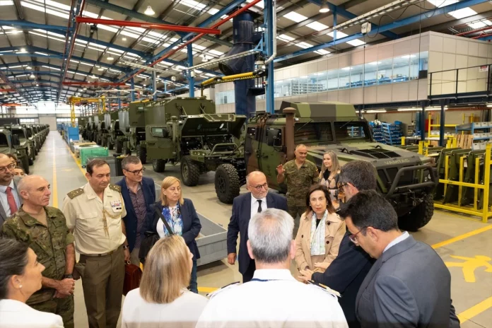 La ministra de Defensa, Margarita Robles, durante una visita a las instalaciones de UROVESA Vehículos Especiales S.A, a 30 de septiembre de 2024, en Valga, Pontevedra, Galicia (Fuente: Agencias)