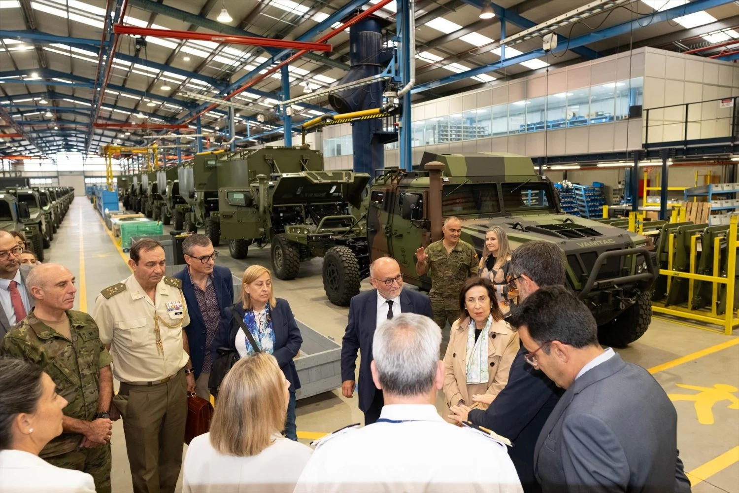 La ministra de Defensa, Margarita Robles, durante una visita a las instalaciones de UROVESA Vehículos Especiales S.A, a 30 de septiembre de 2024, en Valga, Pontevedra, Galicia (Fuente: Agencias)