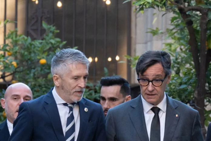 Marlaska e Illa rompen la soberanía nacional al entregar a Cataluña la competencia de Extranjería | Fuente: Agencias