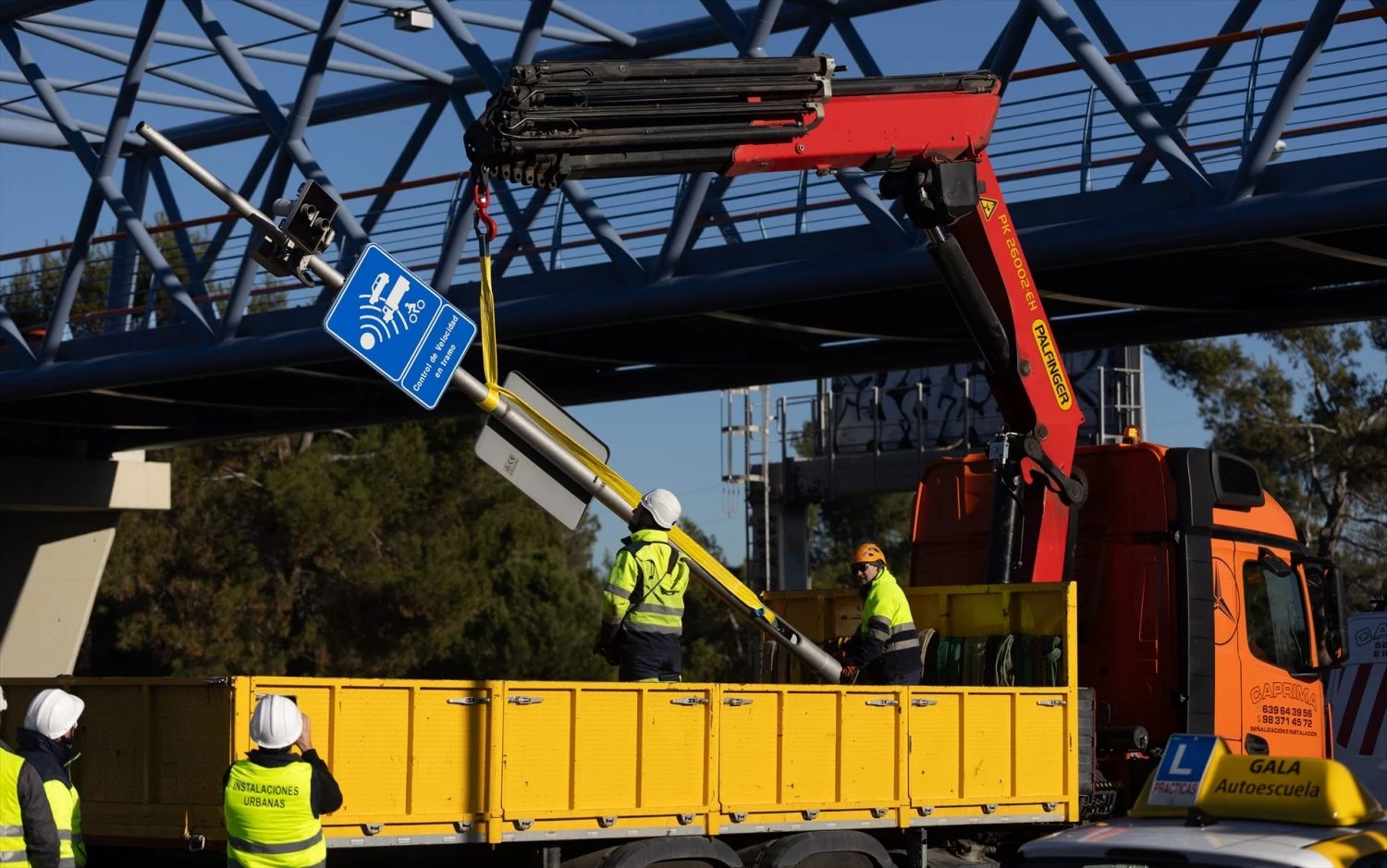 Desinstalación de un radar durante las obras que se están ejecutando en la A-5, a 31 de enero de 2025, en Boadilla del Monte, Madrid (Fuente: Agencias)
