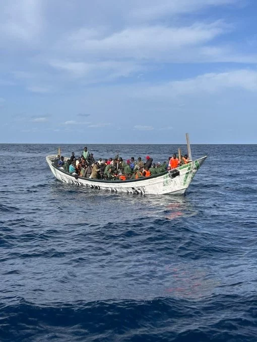 Inmigrantes en una patera que llegó a Canarias. SALVAMENTO MARÍTIMO